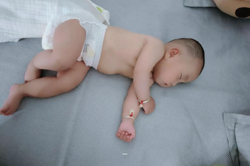 高密宝宝胳膊上起红疙瘩